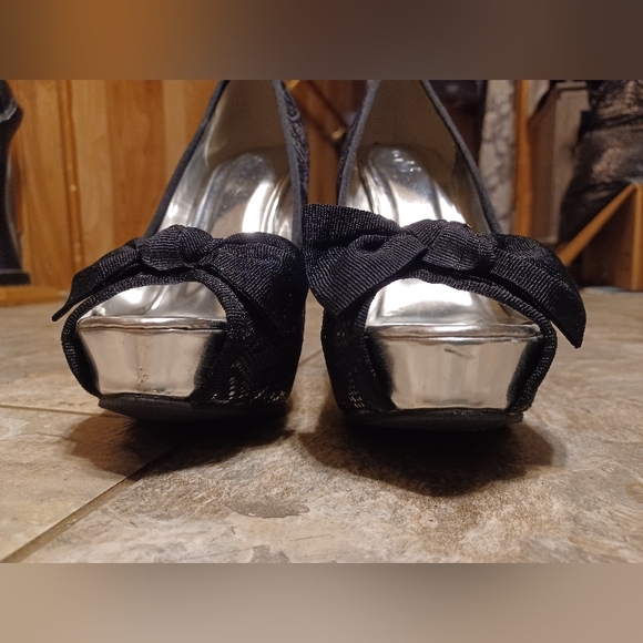 Black and Silver Lace Peep Toe Heels With Bow Size 7 1/2 - Picture 11 of 11